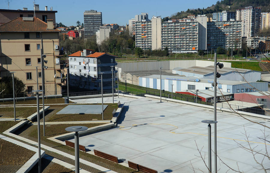 El alcalde de San Sebastián, Eneko Goia, y el director de Euskal Trenbide Sarea, Aitor Garitano, han visitado el Mirador de Oleta, que se abrirá para el disfrute de la ciudadanía este jueves. 