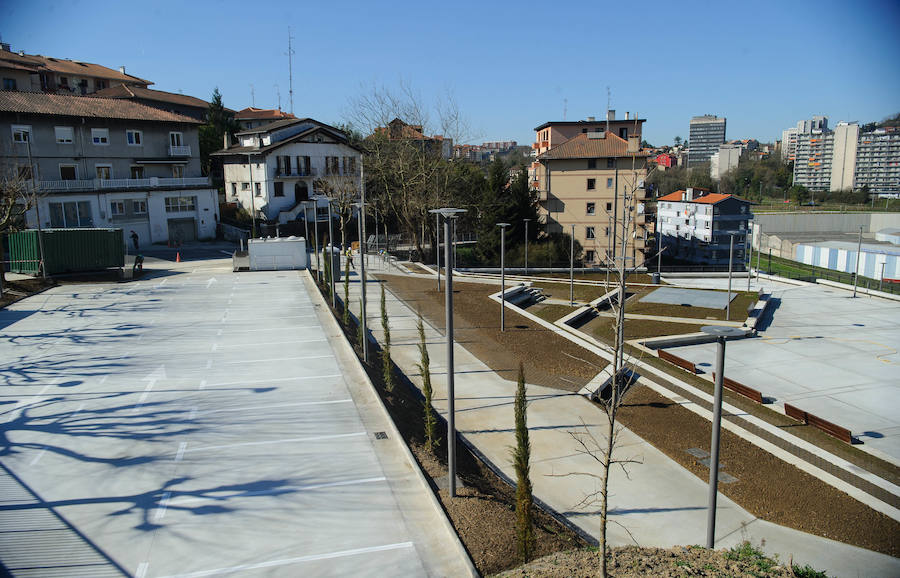 El alcalde de San Sebastián, Eneko Goia, y el director de Euskal Trenbide Sarea, Aitor Garitano, han visitado el Mirador de Oleta, que se abrirá para el disfrute de la ciudadanía este jueves. 