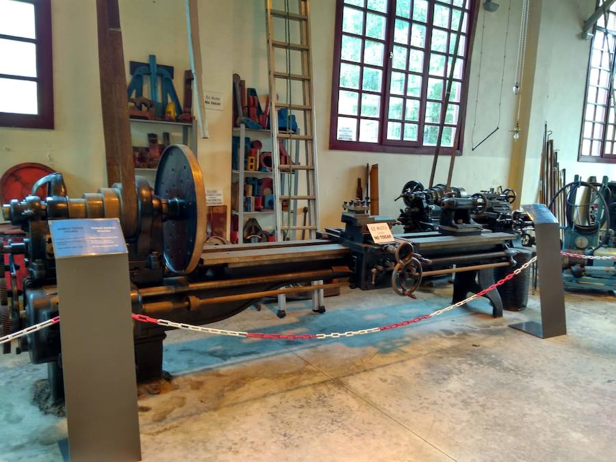 El Museo Vasco del Ferrocarril ofrece un recorrido de 10km en un tren de vapor de más de 100 años de antigüedad entre Azpeitia y la antigua estación de Lasao