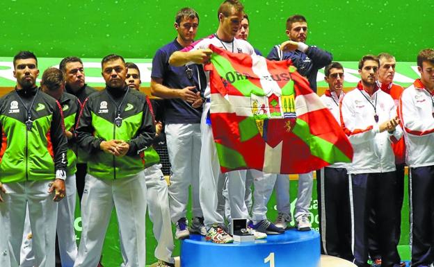 Celebración. Bixintxo Bilbao porta la ikurriña entre los compañeros de selección con los que obtuvo la medalla de oro para Francia.