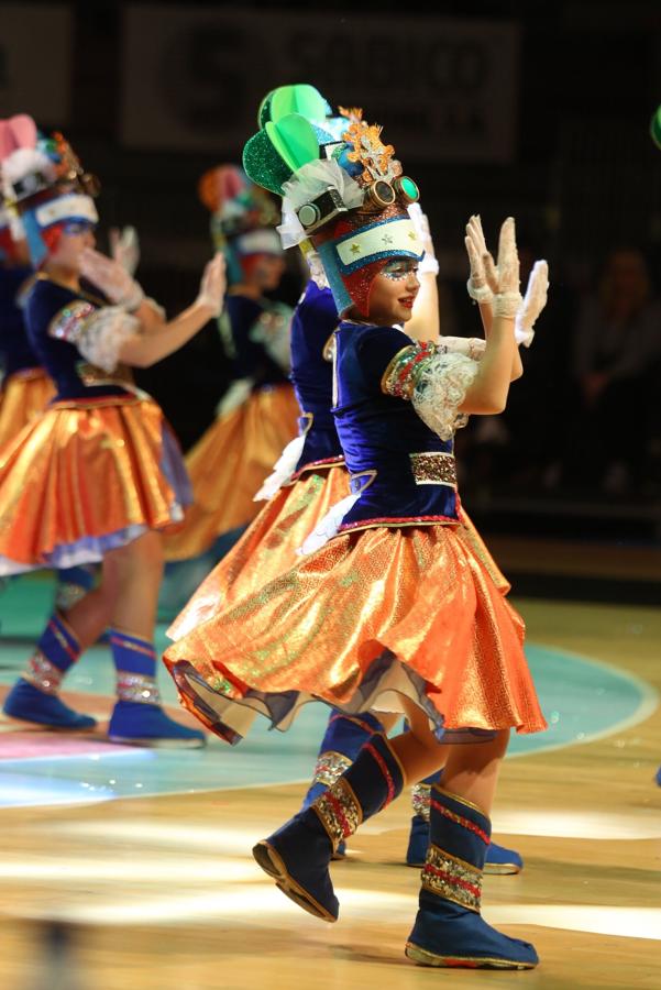 La plaza de toros de San Sebastián se ha llenado un año más para ver por primera vez a las 26 comparsas que desfilarán este próximo sábado por el Centro de la ciudad. Cada uno de los grupos tiene tres minutos para mostrar parte de su 'show', así como sus trajes.