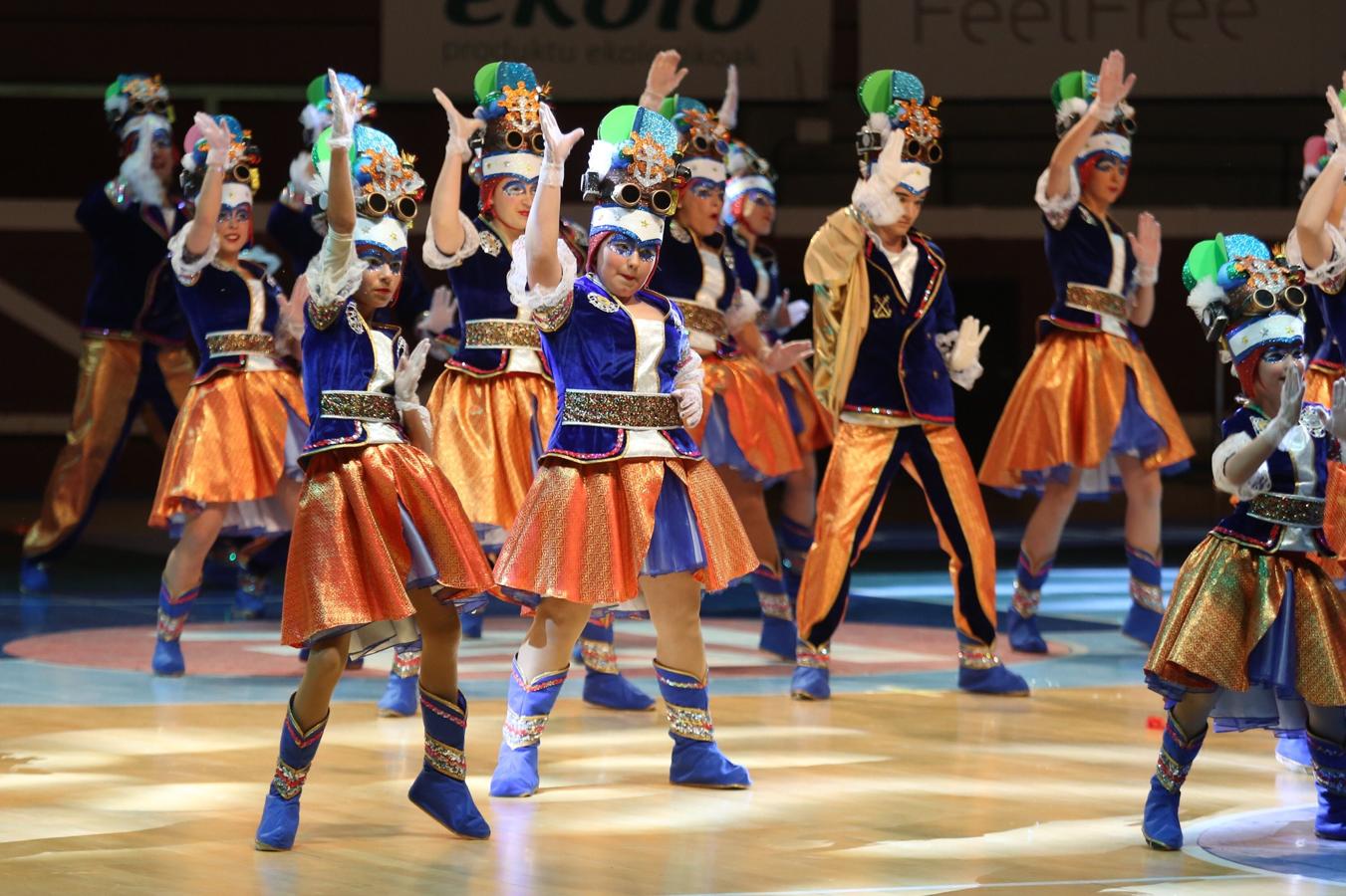 La plaza de toros de San Sebastián se ha llenado un año más para ver por primera vez a las 26 comparsas que desfilarán este próximo sábado por el Centro de la ciudad. Cada uno de los grupos tiene tres minutos para mostrar parte de su 'show', así como sus trajes.