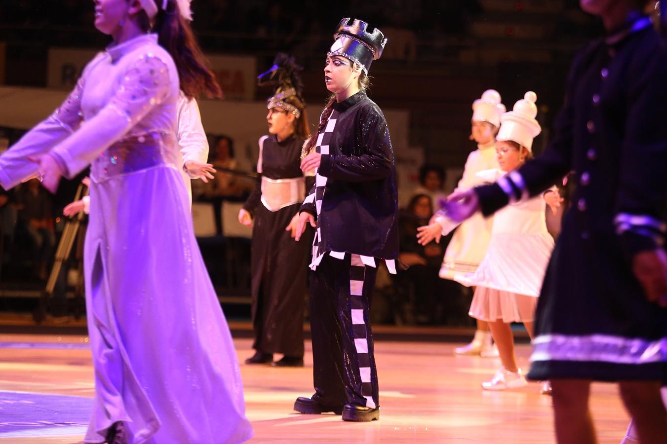 La plaza de toros de San Sebastián se ha llenado un año más para ver por primera vez a las 26 comparsas que desfilarán este próximo sábado por el Centro de la ciudad. Cada uno de los grupos tiene tres minutos para mostrar parte de su 'show', así como sus trajes.