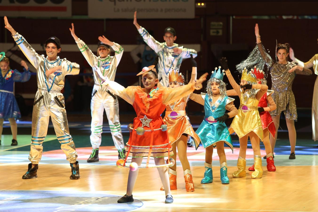 La plaza de toros de San Sebastián se ha llenado un año más para ver por primera vez a las 26 comparsas que desfilarán este próximo sábado por el Centro de la ciudad. Cada uno de los grupos tiene tres minutos para mostrar parte de su 'show', así como sus trajes.