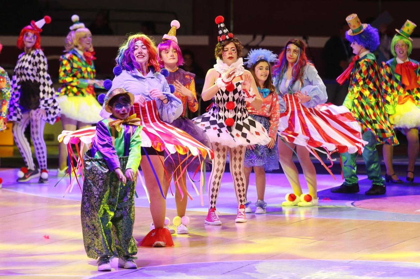 La plaza de toros de San Sebastián se ha llenado un año más para ver por primera vez a las 26 comparsas que desfilarán este próximo sábado por el Centro de la ciudad. Cada uno de los grupos tiene tres minutos para mostrar parte de su 'show', así como sus trajes.