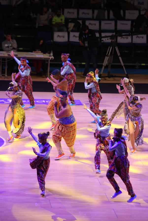 La plaza de toros de San Sebastián se ha llenado un año más para ver por primera vez a las 26 comparsas que desfilarán este próximo sábado por el Centro de la ciudad. Cada uno de los grupos tiene tres minutos para mostrar parte de su 'show', así como sus trajes.