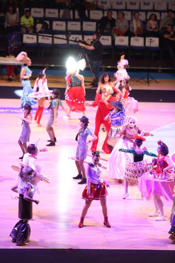 La plaza de toros de San Sebastián se ha llenado un año más para ver por primera vez a las 26 comparsas que desfilarán este próximo sábado por el Centro de la ciudad. Cada uno de los grupos tiene tres minutos para mostrar parte de su 'show', así como sus trajes.