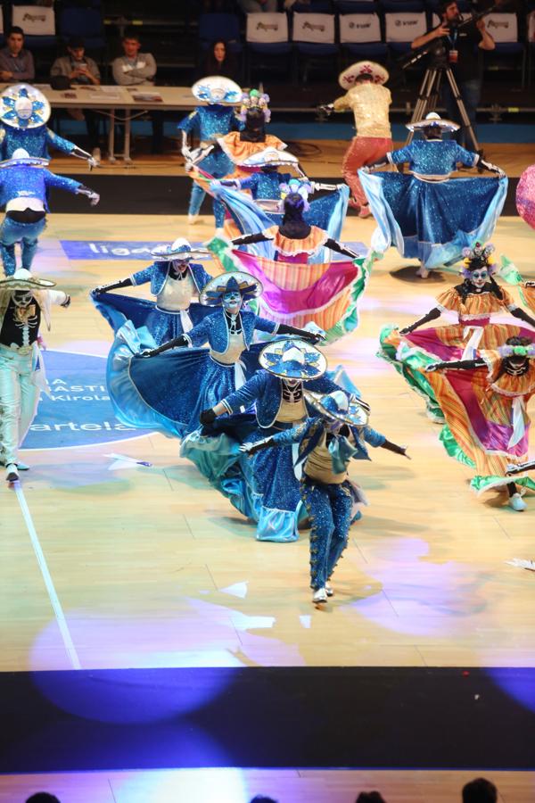 La plaza de toros de San Sebastián se ha llenado un año más para ver por primera vez a las 26 comparsas que desfilarán este próximo sábado por el Centro de la ciudad. Cada uno de los grupos tiene tres minutos para mostrar parte de su 'show', así como sus trajes.