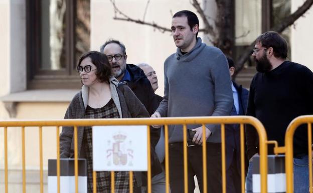 Los exdiputados de la CUP Eulàlia Reguant y Antonio Baños (2i) a su llegada al Tribunal Supremo. 