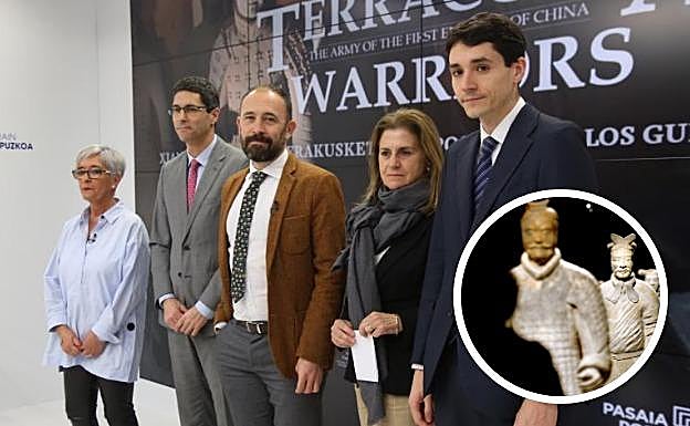 Izaskun Gómez, alcaldesa de Pasaia; David Martínez, director general de EL DIARIO VASCO; Denis Itxaso, diputado foral de Cultura; María José Fernández, comisaria de la exposición y Jon Pérez de Naturgy.