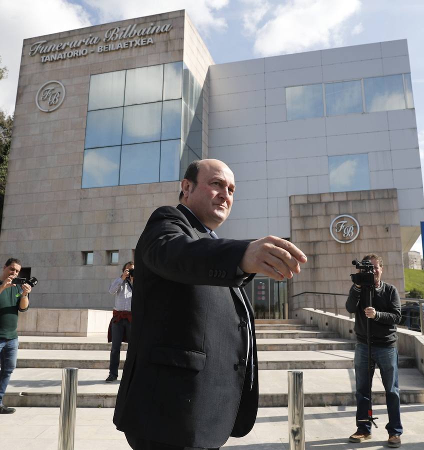 Multitud de representantes políticos y exdirigentes se han acercado este viernes por la mañana al tanatorio Begoña de Bilbao para transmitir sus condolencias a los familiares del expresidente del PNV Xabier Arzalluz, que falleció este jueves a los 86 años. Tambiuén ha acudido una amplia representación del mundo económico, social y cultural.