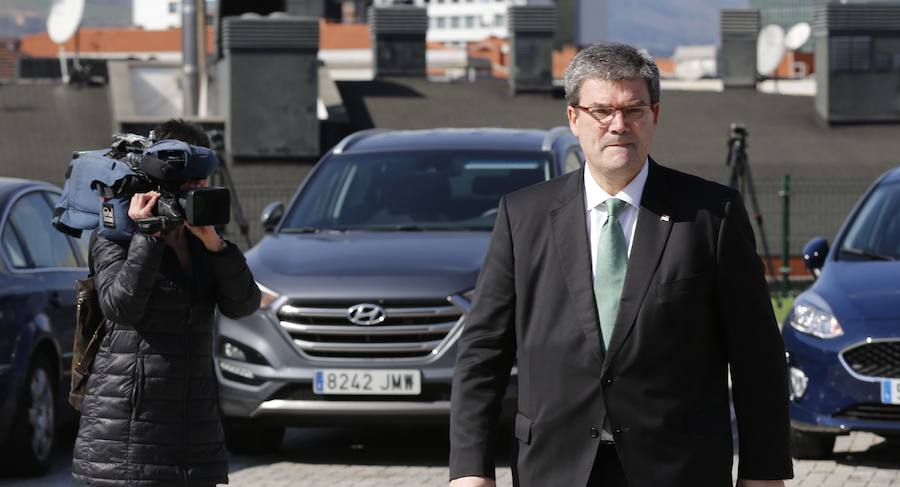 Multitud de representantes políticos y exdirigentes se han acercado este viernes por la mañana al tanatorio Begoña de Bilbao para transmitir sus condolencias a los familiares del expresidente del PNV Xabier Arzalluz, que falleció este jueves a los 86 años. Tambiuén ha acudido una amplia representación del mundo económico, social y cultural.