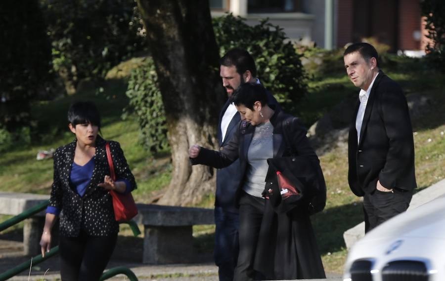 Multitud de representantes políticos y exdirigentes se han acercado este viernes por la mañana al tanatorio Begoña de Bilbao para transmitir sus condolencias a los familiares del expresidente del PNV Xabier Arzalluz, que falleció este jueves a los 86 años. Tambiuén ha acudido una amplia representación del mundo económico, social y cultural.