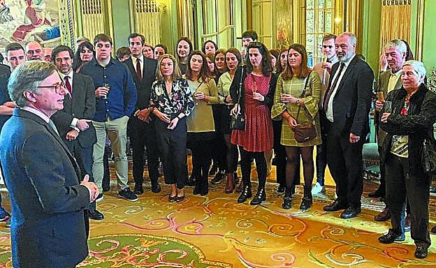 Un momento de la recepción al Orfeón Donostiarra en la Embajada de España en París.