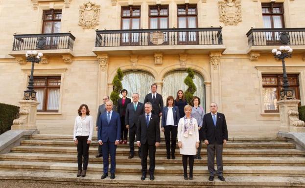 Foto de familia de los consejeros del Gobierno Vasco tras la toma de posesión de Sonia Pérez