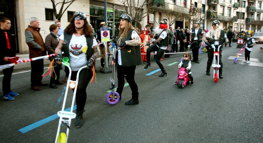 Cientos de vecinos de Errenteria han salido a la calle, con todo tipo de disfraces, para celebrar las fiestas de Carnavales. 