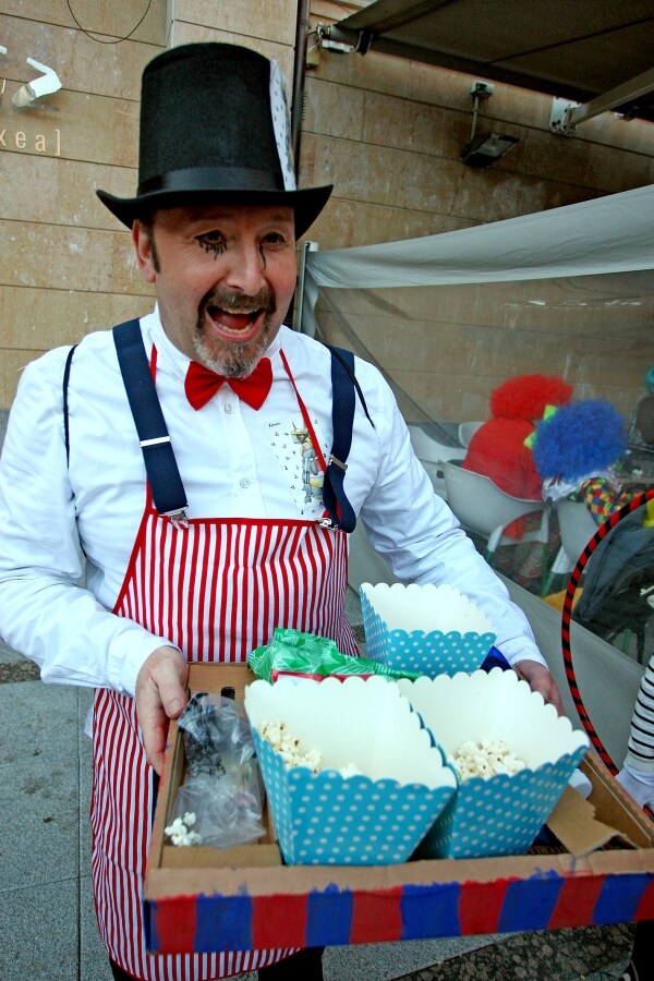 Cientos de vecinos de Errenteria han salido a la calle, con todo tipo de disfraces, para celebrar las fiestas de Carnavales. 