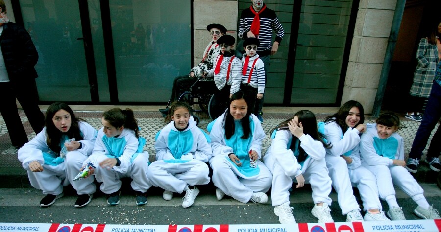 Cientos de vecinos de Errenteria han salido a la calle, con todo tipo de disfraces, para celebrar las fiestas de Carnavales. 