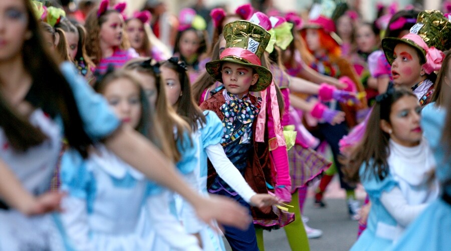 Cientos de vecinos de Errenteria han salido a la calle, con todo tipo de disfraces, para celebrar las fiestas de Carnavales. 