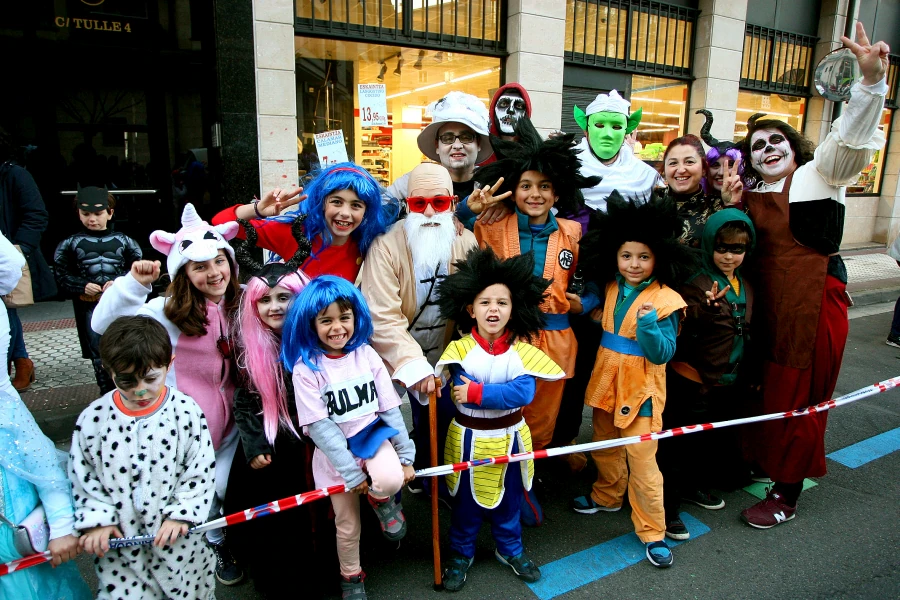 Cientos de vecinos de Errenteria han salido a la calle, con todo tipo de disfraces, para celebrar las fiestas de Carnavales. 