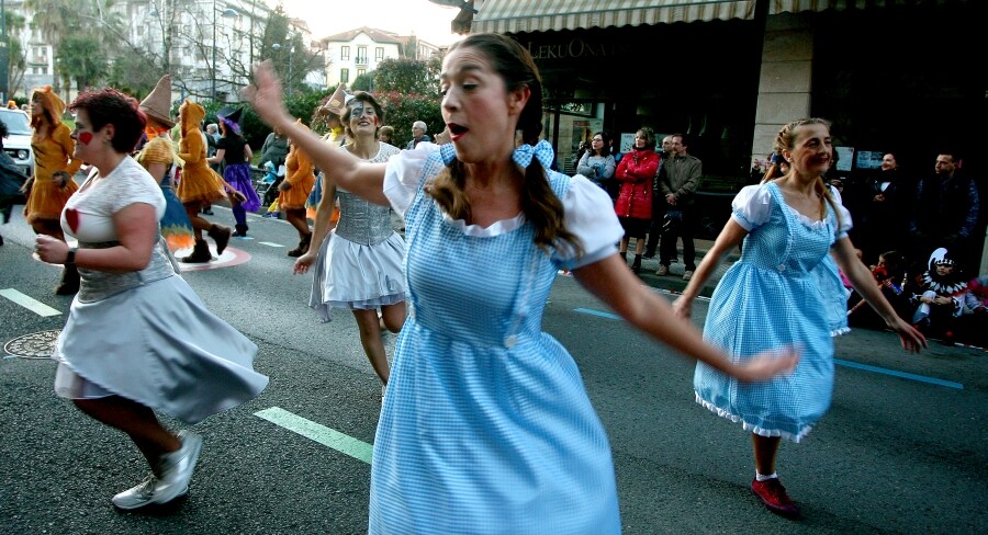 Cientos de vecinos de Errenteria han salido a la calle, con todo tipo de disfraces, para celebrar las fiestas de Carnavales. 