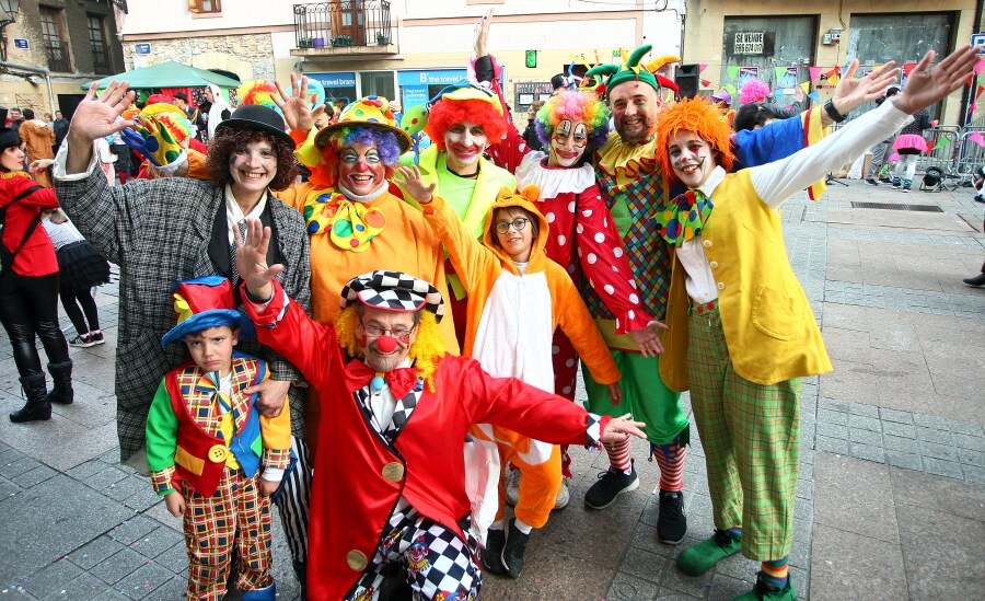 Cientos de vecinos de Errenteria han salido a la calle, con todo tipo de disfraces, para celebrar las fiestas de Carnavales. 