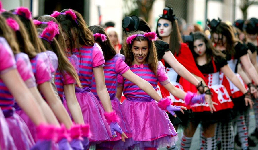 Cientos de vecinos de Errenteria han salido a la calle, con todo tipo de disfraces, para celebrar las fiestas de Carnavales. 