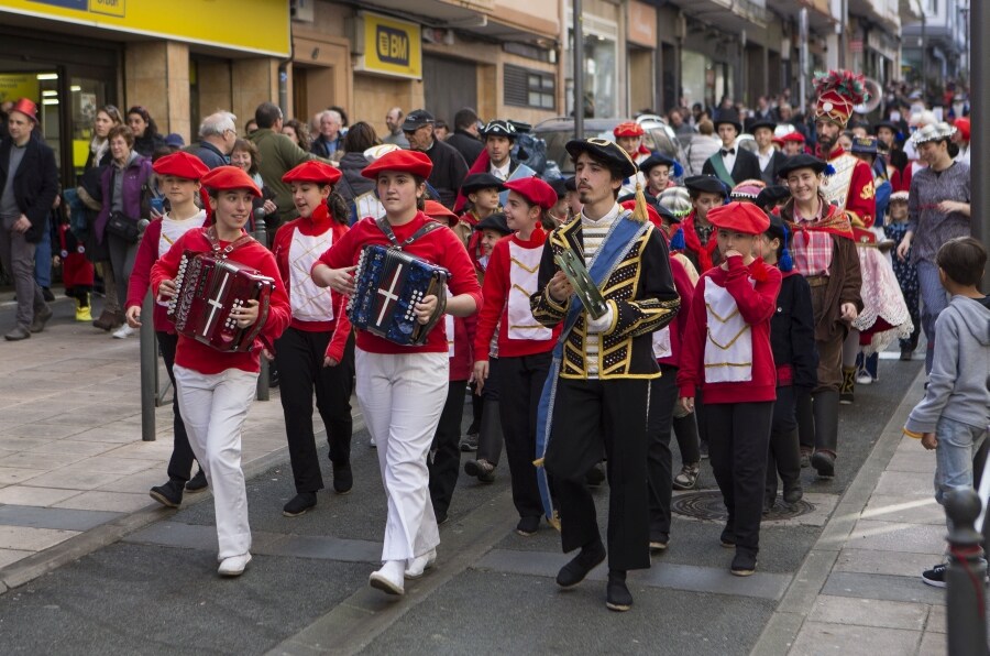 Iruneses de todas las edades han salido a la calle para celebrar el fin de semana de Carnaval. Así, desde primera hora desfiles, bailes y música han tomado el centro de la ciudad. 