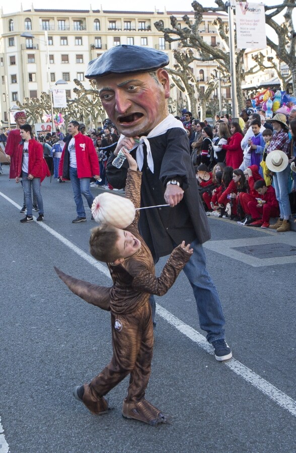 Iruneses de todas las edades han salido a la calle para celebrar el fin de semana de Carnaval. Así, desde primera hora desfiles, bailes y música han tomado el centro de la ciudad. 