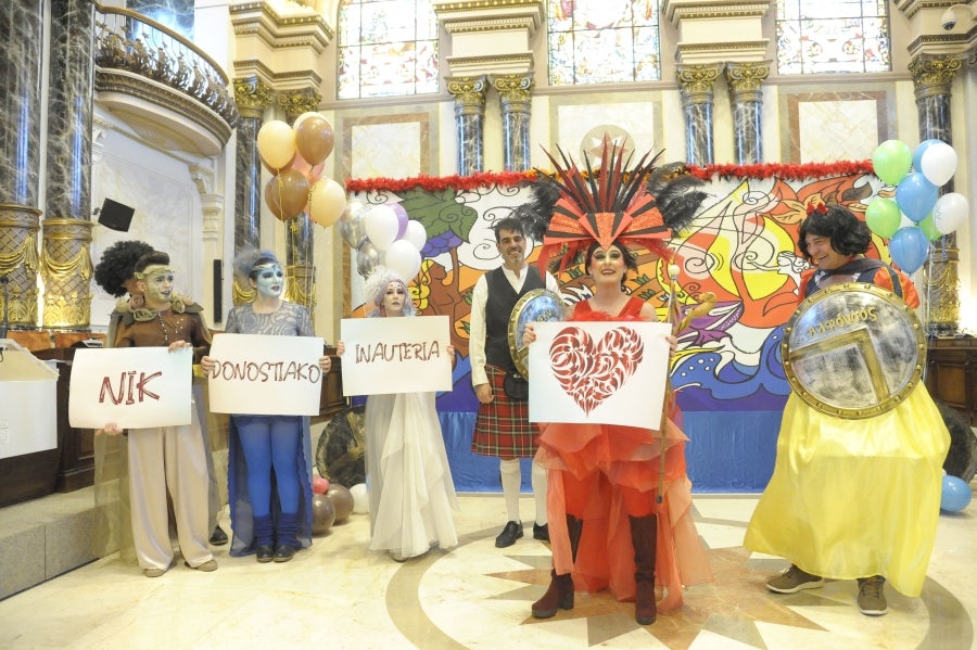 La reina de la fiesta es Maider, egiatarra de 22 años, que lleva 16 en la comparsa de Denok Taldea. Ella y su séquito, compuesto por Ana Gil, Mikel Nuñez y Judith Sánchez, tratan de que todos los donostiarras vivan la fiesta con la ilusión y alegría de su comparsa.