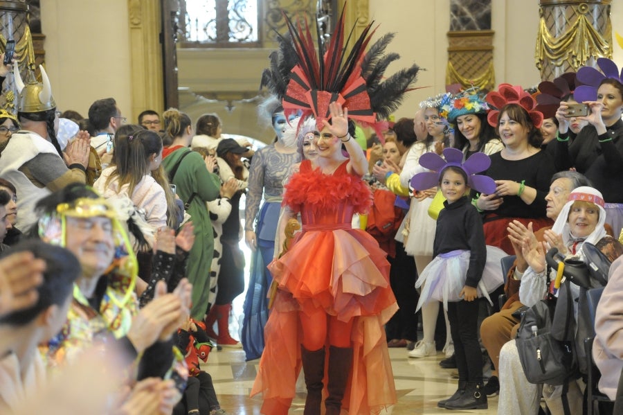 La reina de la fiesta es Maider, egiatarra de 22 años, que lleva 16 en la comparsa de Denok Taldea. Ella y su séquito, compuesto por Ana Gil, Mikel Nuñez y Judith Sánchez, tratan de que todos los donostiarras vivan la fiesta con la ilusión y alegría de su comparsa.