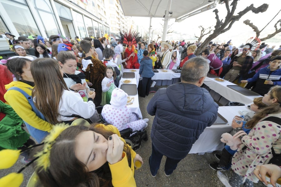 La reina de la fiesta es Maider, egiatarra de 22 años, que lleva 16 en la comparsa de Denok Taldea. Ella y su séquito, compuesto por Ana Gil, Mikel Nuñez y Judith Sánchez, tratan de que todos los donostiarras vivan la fiesta con la ilusión y alegría de su comparsa.