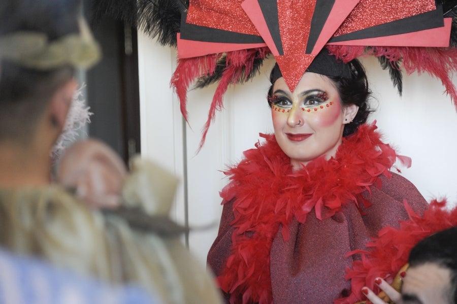 La reina de la fiesta es Maider, egiatarra de 22 años, que lleva 16 en la comparsa de Denok Taldea. Ella y su séquito, compuesto por Ana Gil, Mikel Nuñez y Judith Sánchez, tratan de que todos los donostiarras vivan la fiesta con la ilusión y alegría de su comparsa.