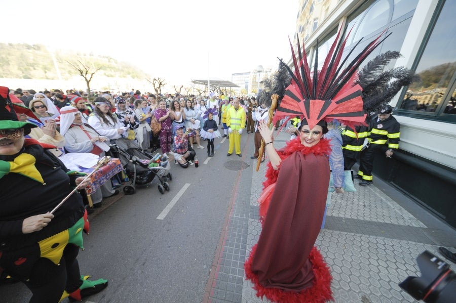 La reina de la fiesta es Maider, egiatarra de 22 años, que lleva 16 en la comparsa de Denok Taldea. Ella y su séquito, compuesto por Ana Gil, Mikel Nuñez y Judith Sánchez, tratan de que todos los donostiarras vivan la fiesta con la ilusión y alegría de su comparsa.