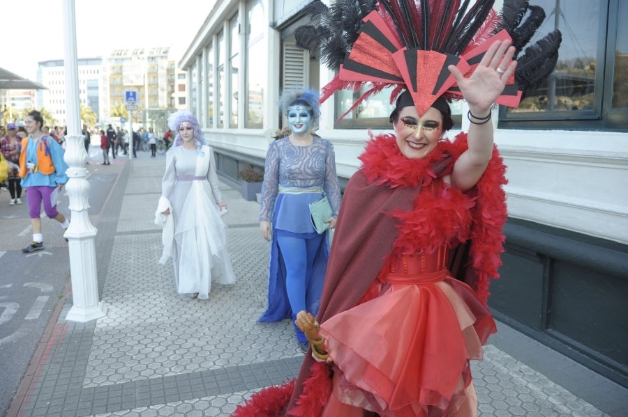 La reina de la fiesta es Maider, egiatarra de 22 años, que lleva 16 en la comparsa de Denok Taldea. Ella y su séquito, compuesto por Ana Gil, Mikel Nuñez y Judith Sánchez, tratan de que todos los donostiarras vivan la fiesta con la ilusión y alegría de su comparsa.