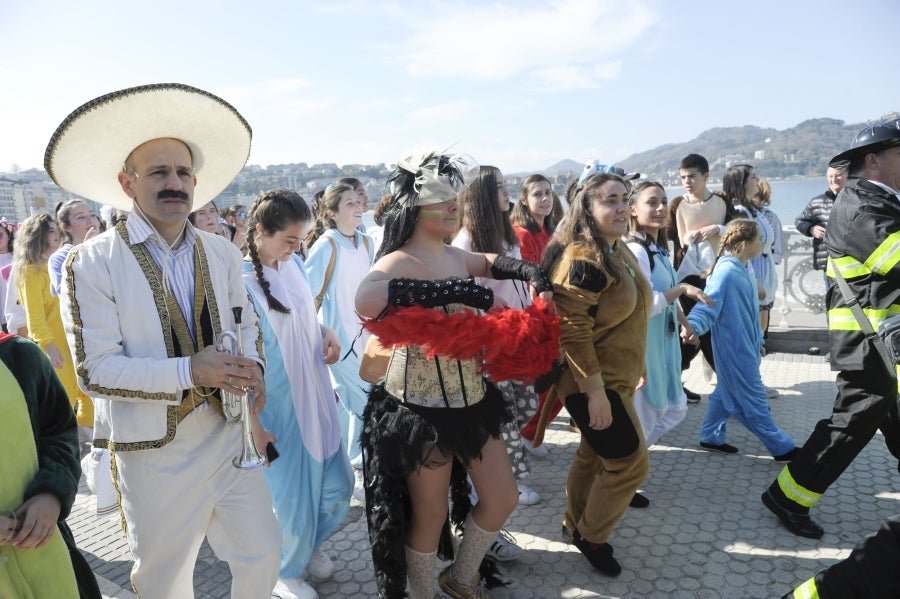 La reina de la fiesta es Maider, egiatarra de 22 años, que lleva 16 en la comparsa de Denok Taldea. Ella y su séquito, compuesto por Ana Gil, Mikel Nuñez y Judith Sánchez, tratan de que todos los donostiarras vivan la fiesta con la ilusión y alegría de su comparsa.