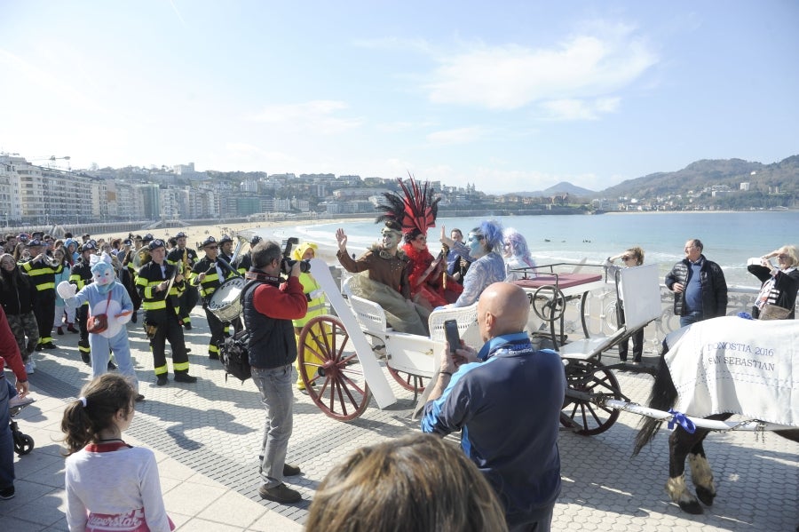 La reina de la fiesta es Maider, egiatarra de 22 años, que lleva 16 en la comparsa de Denok Taldea. Ella y su séquito, compuesto por Ana Gil, Mikel Nuñez y Judith Sánchez, tratan de que todos los donostiarras vivan la fiesta con la ilusión y alegría de su comparsa.