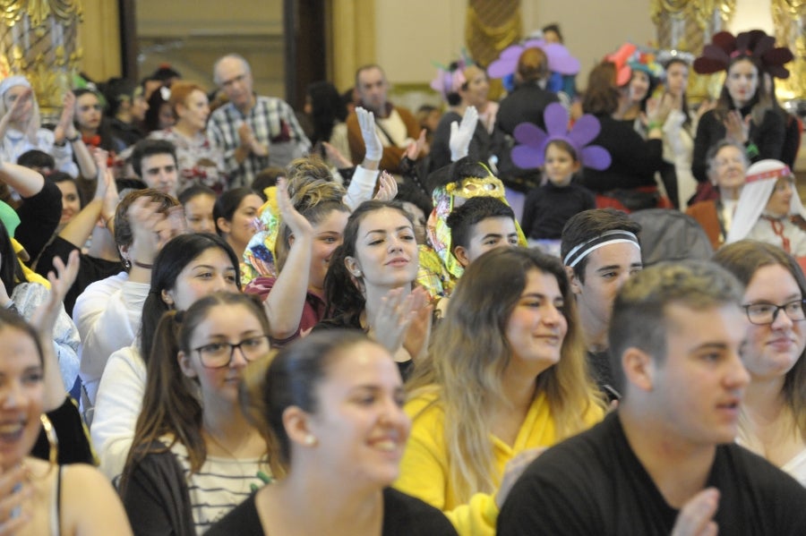 La reina de la fiesta es Maider, egiatarra de 22 años, que lleva 16 en la comparsa de Denok Taldea. Ella y su séquito, compuesto por Ana Gil, Mikel Nuñez y Judith Sánchez, tratan de que todos los donostiarras vivan la fiesta con la ilusión y alegría de su comparsa.