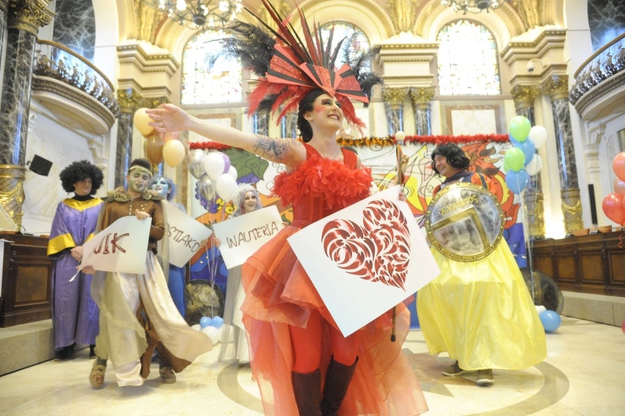 La reina de la fiesta es Maider, egiatarra de 22 años, que lleva 16 en la comparsa de Denok Taldea. Ella y su séquito, compuesto por Ana Gil, Mikel Nuñez y Judith Sánchez, tratan de que todos los donostiarras vivan la fiesta con la ilusión y alegría de su comparsa.