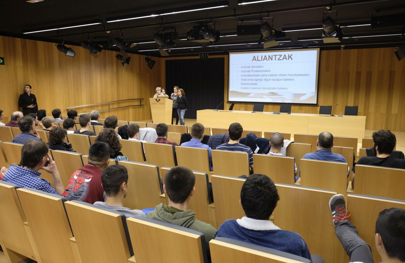 El emprendimiento tiene futuro en Gipuzkoa. Es la principal conclusión que se puede extraer de la séptima edición de STARTinnova, el programa pedagógico impulsado por diariovasco.com y que este curso ha contado con la participación de más de 3.000 alumnos unos 200 centros escolares en Euskadi, Asturias, Valencia, La Rioja, Castilla y León y Madrid.