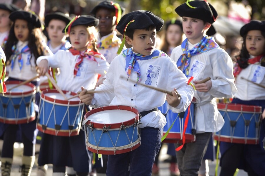 Los Carnavales aterrizan en Tolosa y llenan las calles de música, baile y colores. 