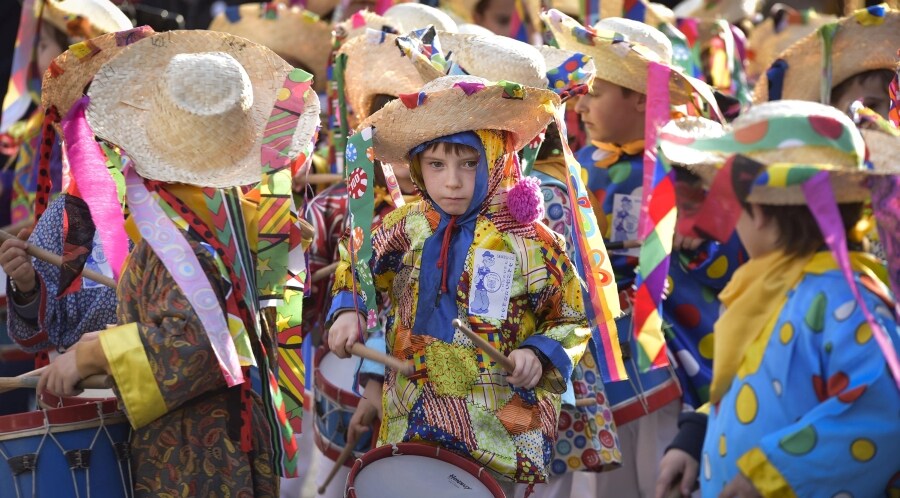 Los Carnavales aterrizan en Tolosa y llenan las calles de música, baile y colores. 