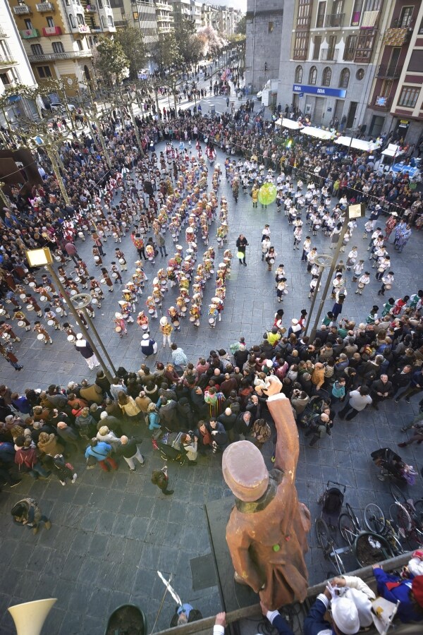 Los Carnavales aterrizan en Tolosa y llenan las calles de música, baile y colores. 