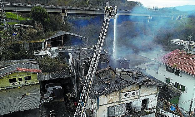 Un dron de la Guardia Municipal captó esta imagen en la que los bomberos combaten el fuego desde el aire. 