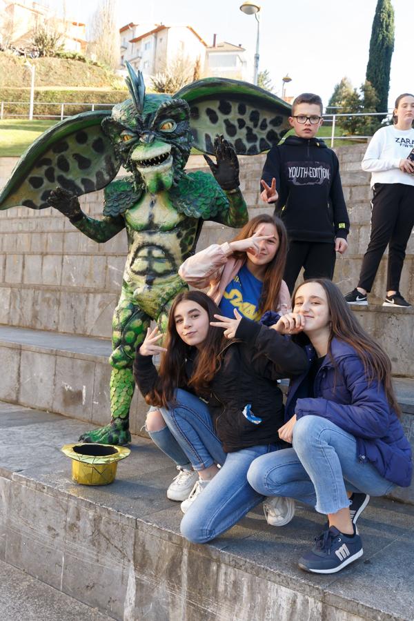 Las Jornadas de Teatro cuentan, desde hace 17 años, con una muestra de estatuas humanas que se lleva a cabo dentro de la programación teatral, pero que más bien realza las fiestas de Carnaval. 