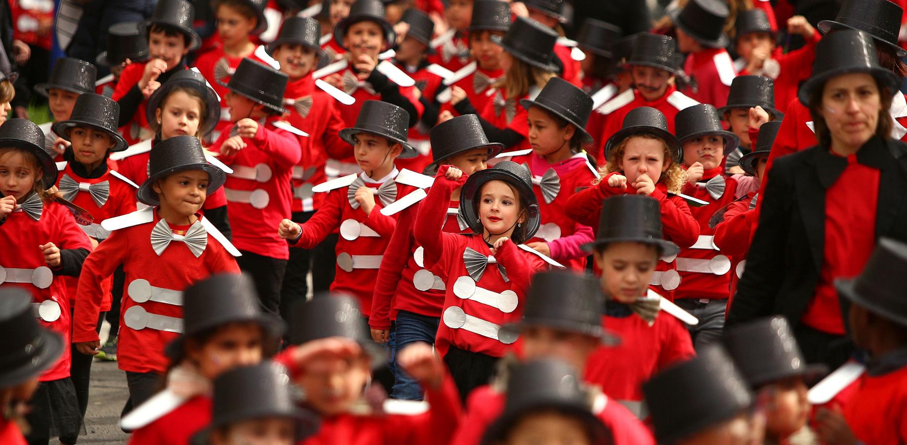 El viernes flaco suele ser el día en el que los centros escolares celebran por las calles el carnaval y el pasado viernes no fue una excepción. 