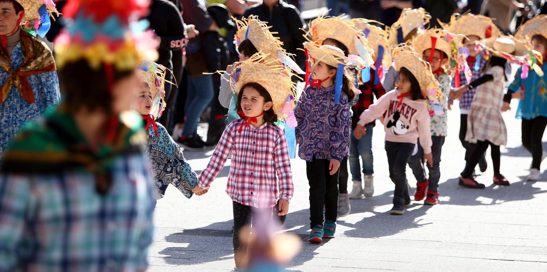 El viernes flaco suele ser el día en el que los centros escolares celebran por las calles el carnaval y el pasado viernes no fue una excepción. 