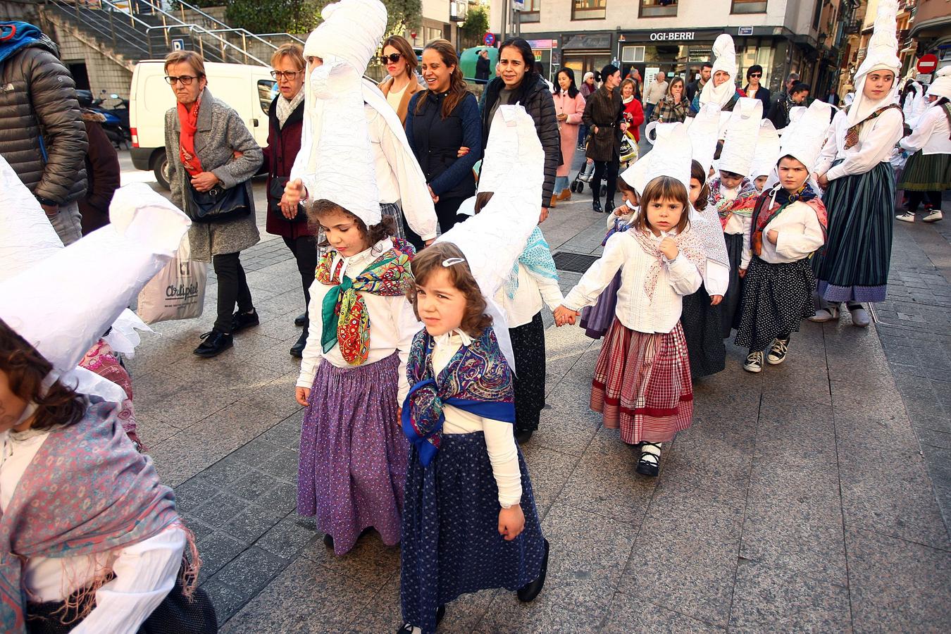 El viernes flaco suele ser el día en el que los centros escolares celebran por las calles el carnaval y el pasado viernes no fue una excepción. 