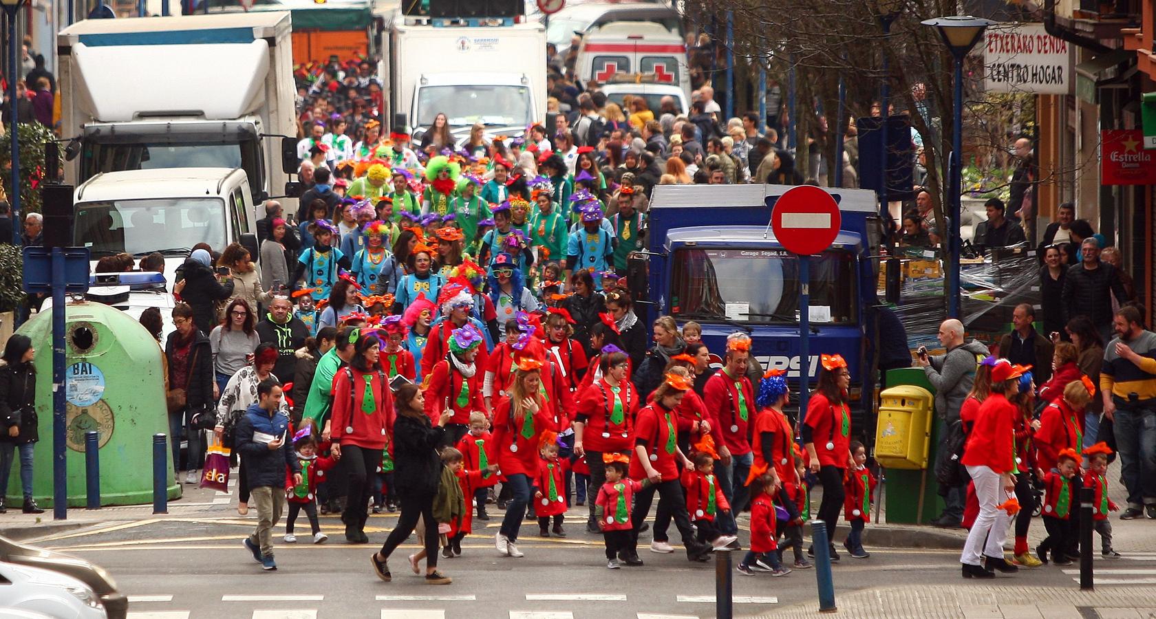 El viernes flaco suele ser el día en el que los centros escolares celebran por las calles el carnaval y el pasado viernes no fue una excepción. 