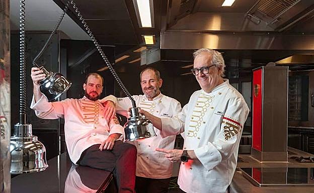 Los cocineros Sergio Sanz, Mikel Sorazu y Xabier Gutiérrez, en el Ramses with Arzak Instructions .